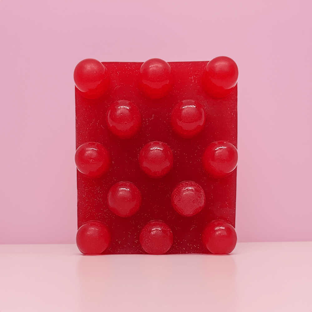 Jabón de frutos rojos artesanal hecho a mano con ingredientes naturales como vitamina E y manteca de Karité.