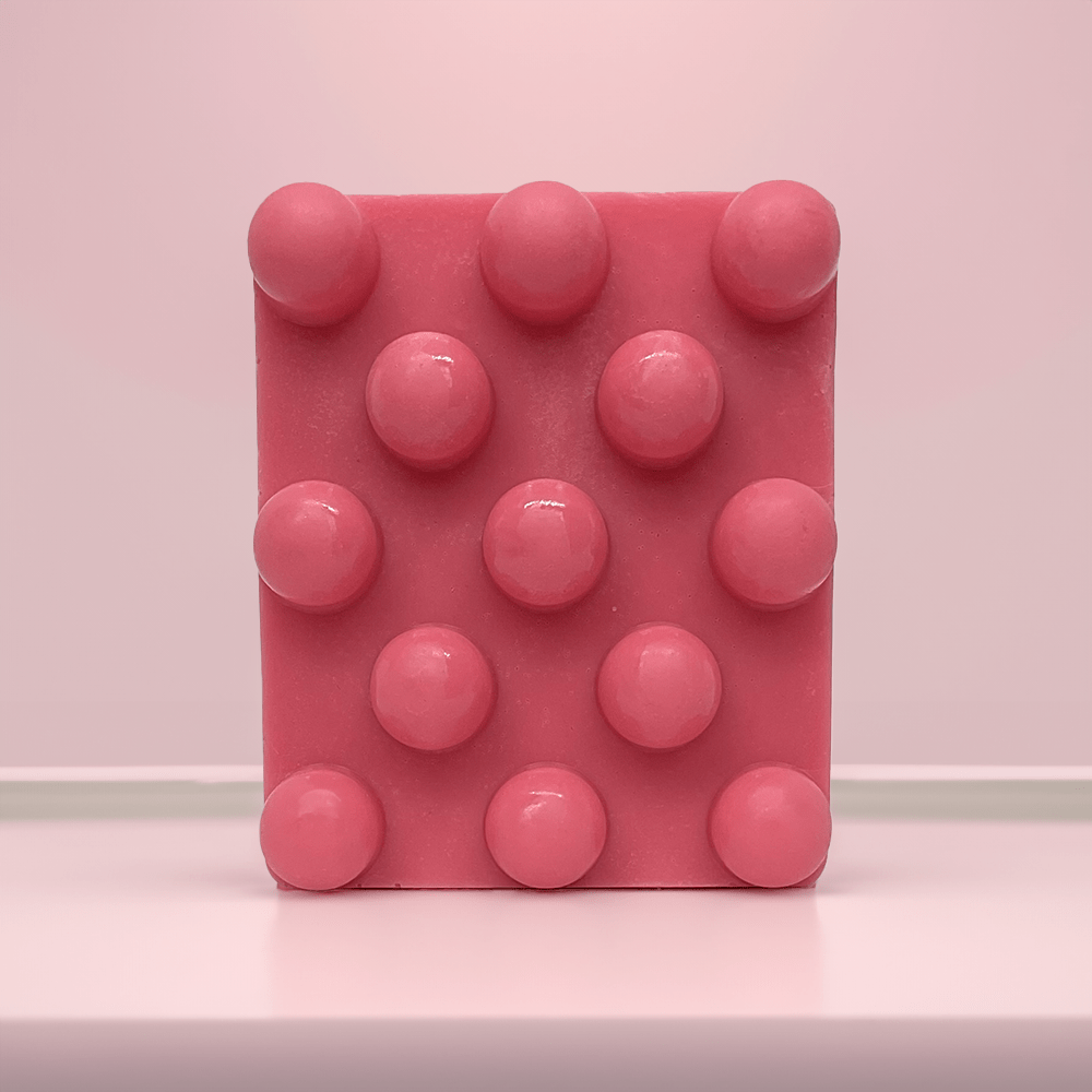 Jabón de frutos rojos artesanal hecho a mano con ingredientes naturales como vitamina E y manteca de Karité.