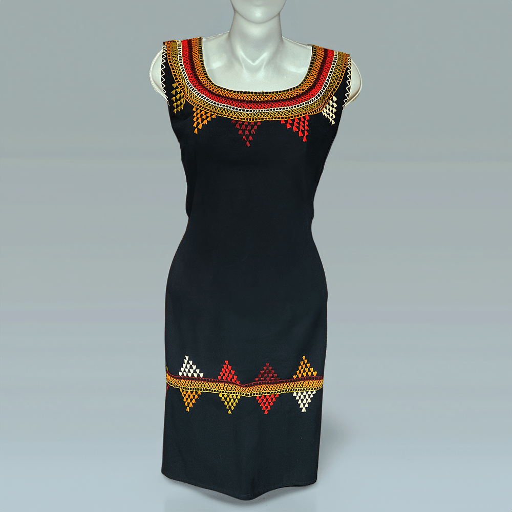 Vestido artesanal negro largo con bordado multicolor en punto de cruz hecho a mano en Chiapas