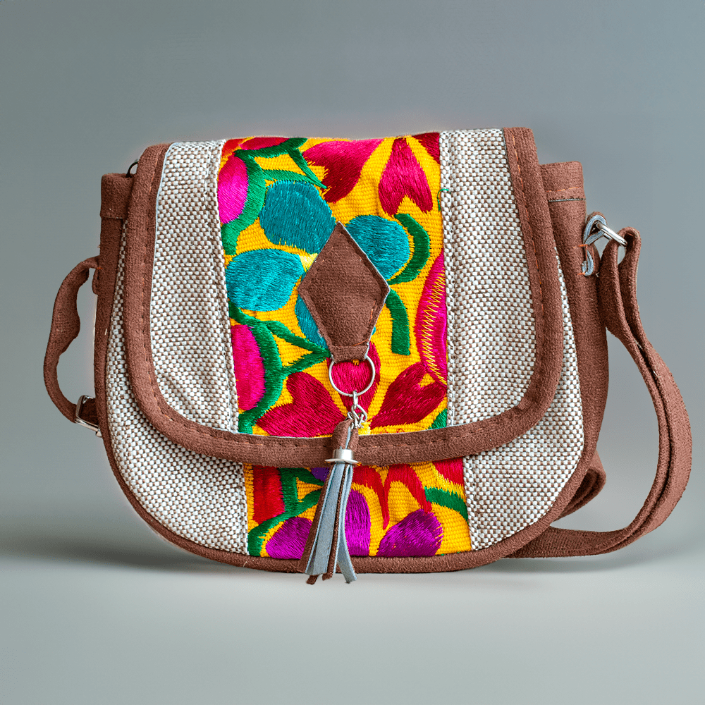 Bolsa de mano artesanal en tonos café, con gamuza y bordado floral