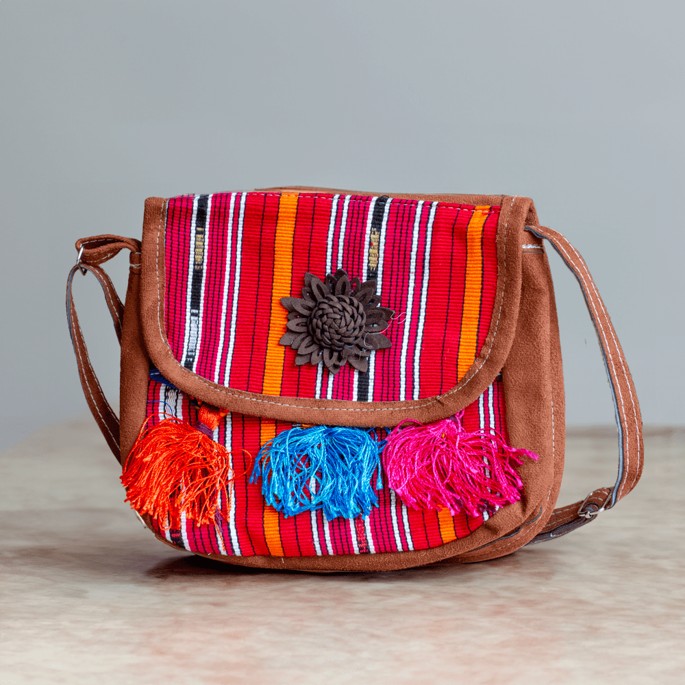 Clutch artesanal de gamuza café con tela y bordado de colores