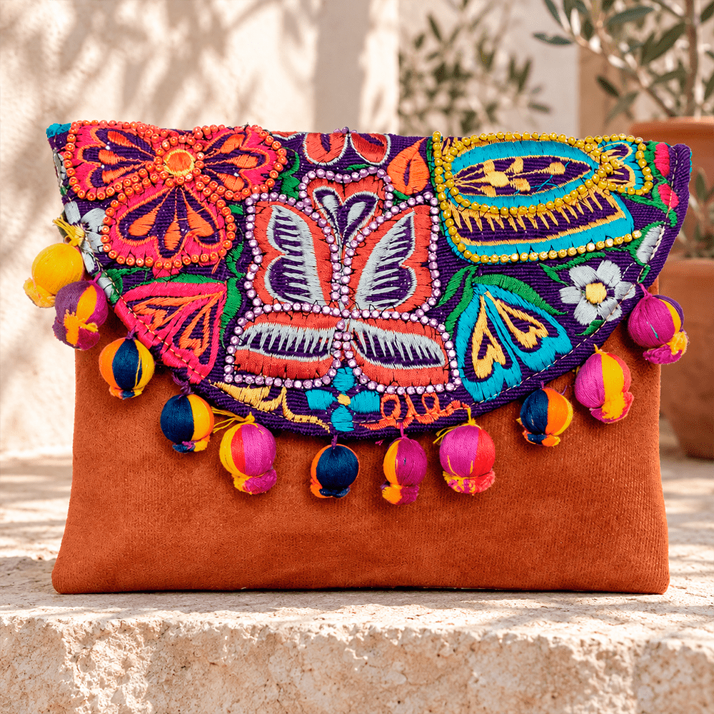 Clutch artesanal de gamuza cafe con bordado de colores