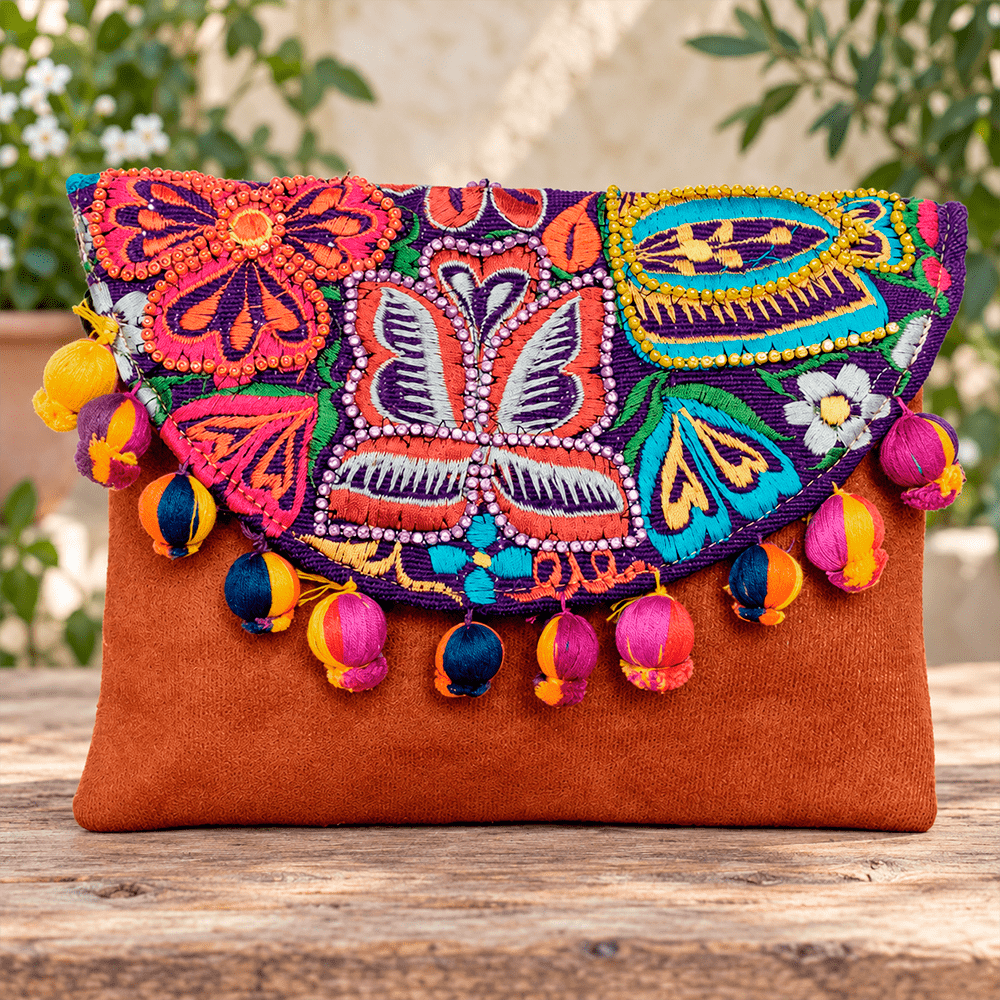 Clutch artesanal de gamuza cafe con bordado de colores